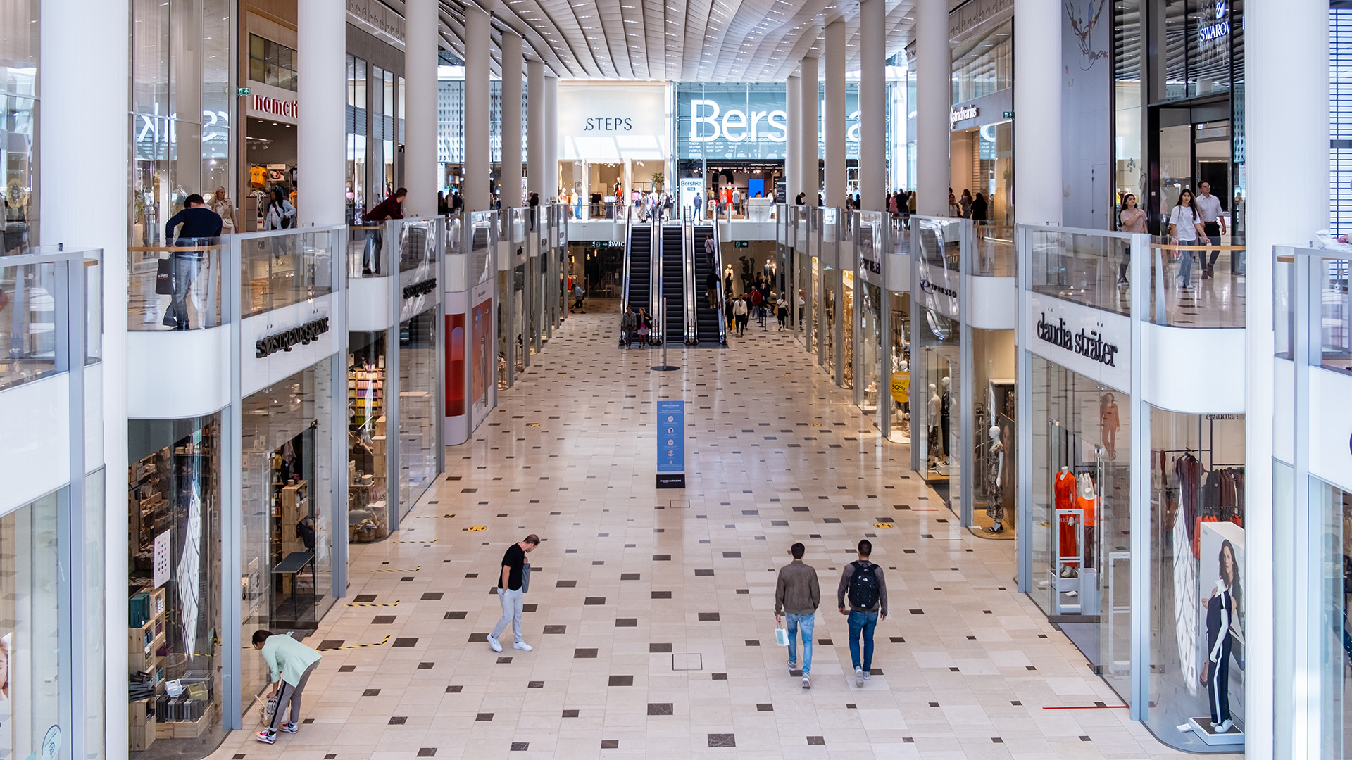 Utrechts winkelcentrum Hoog Catharijne tijdens de coronacrisis fokke baarssen / Shutterstock.com