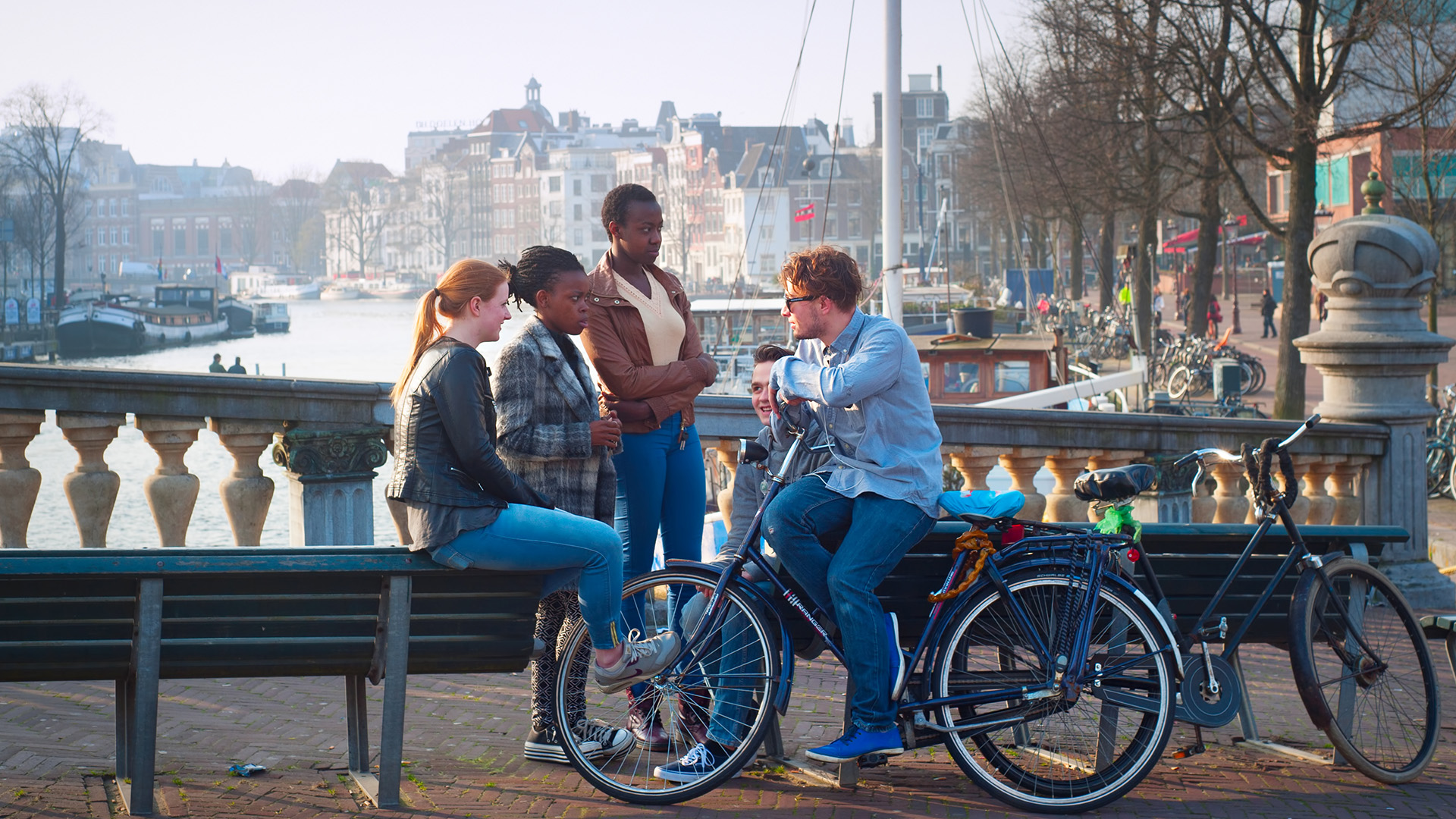 Jongeren in gesprek op straat in Amsterdam