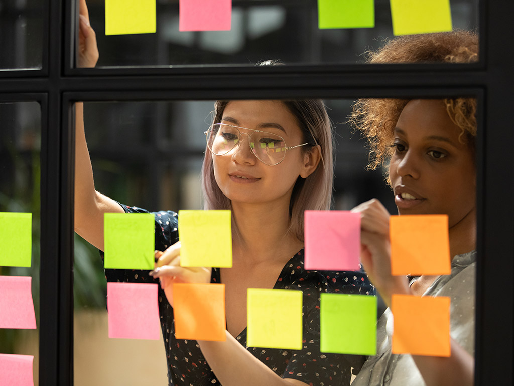 Geeltjes plakken op ruit