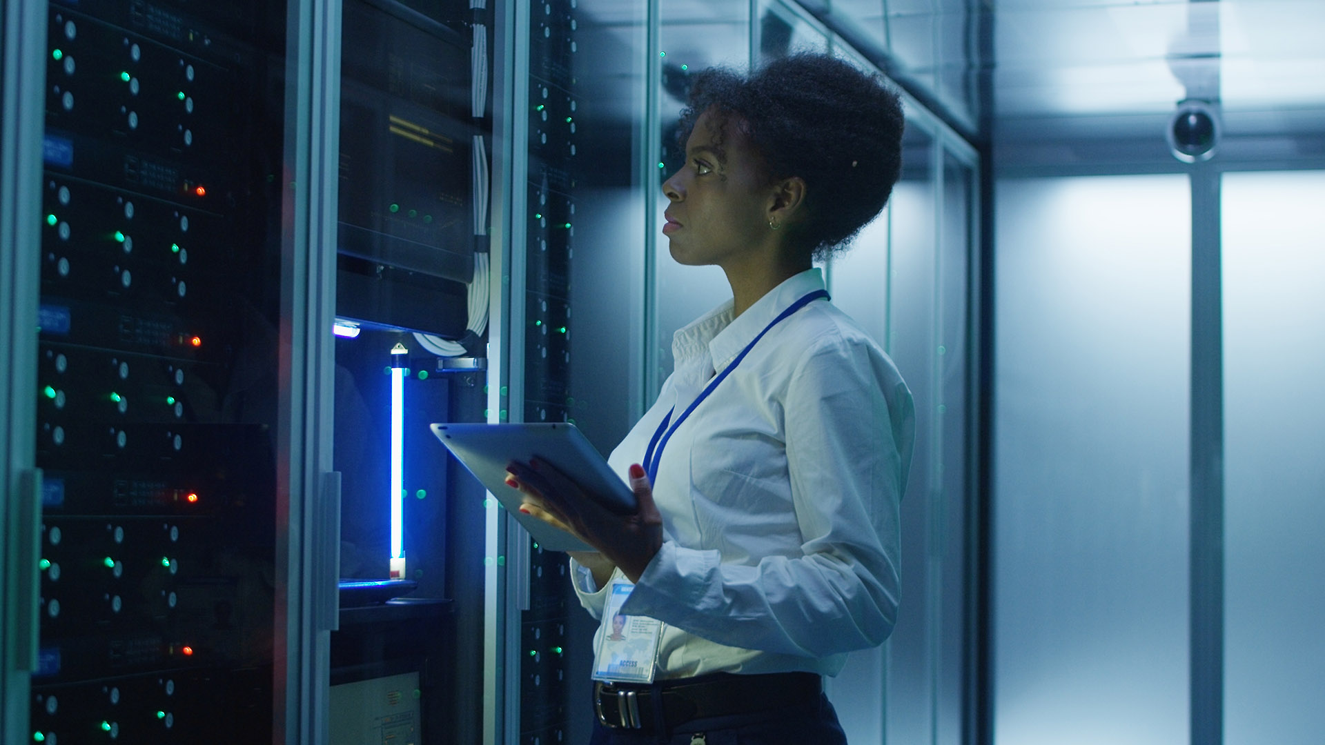 Vrouw met tablet in datacentergang