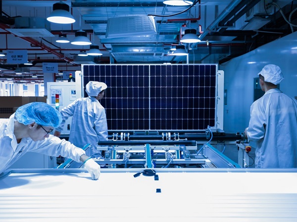 Chinese fabriek waar zonnepanelen worden gemaakt