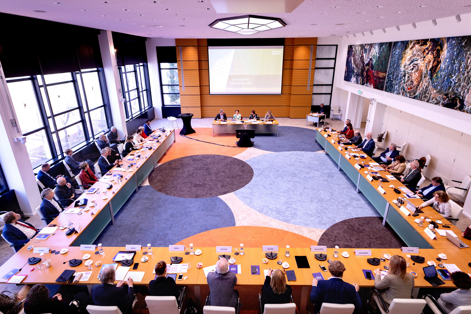 Foto van bovenaf genomen van de raadsvergadering van de SER (2022)