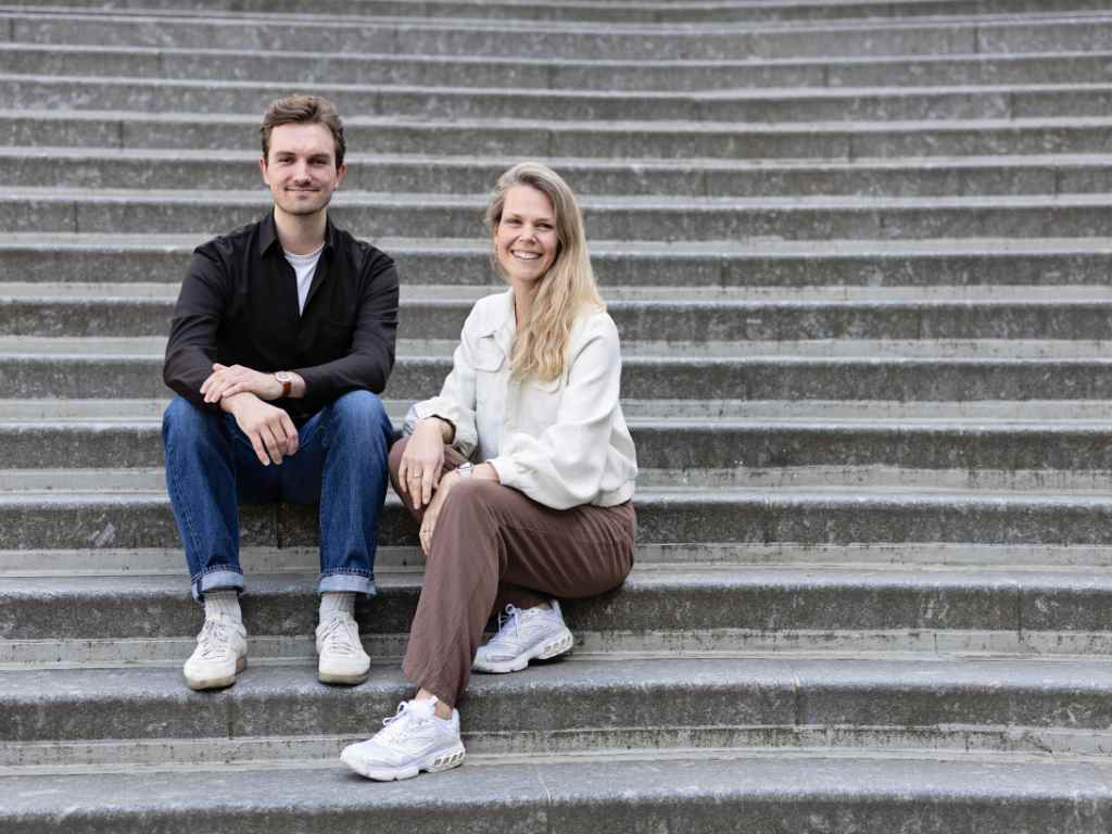 Fleur van den Berg en Roland Schaap van de [Fv1.1]Royal Dutch Jaarbeurs zittend op een trap