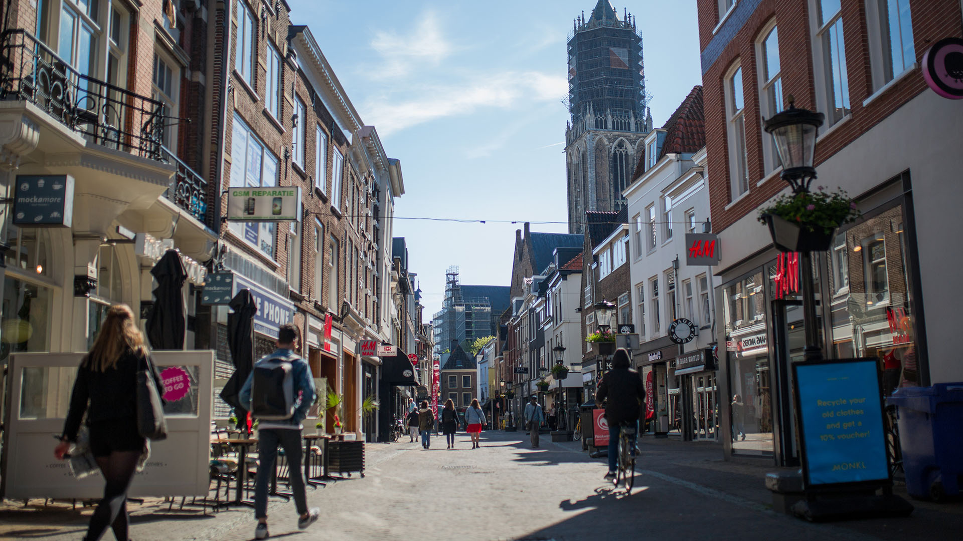 Utrecht binnenstad. Winkelstraat met Dom.