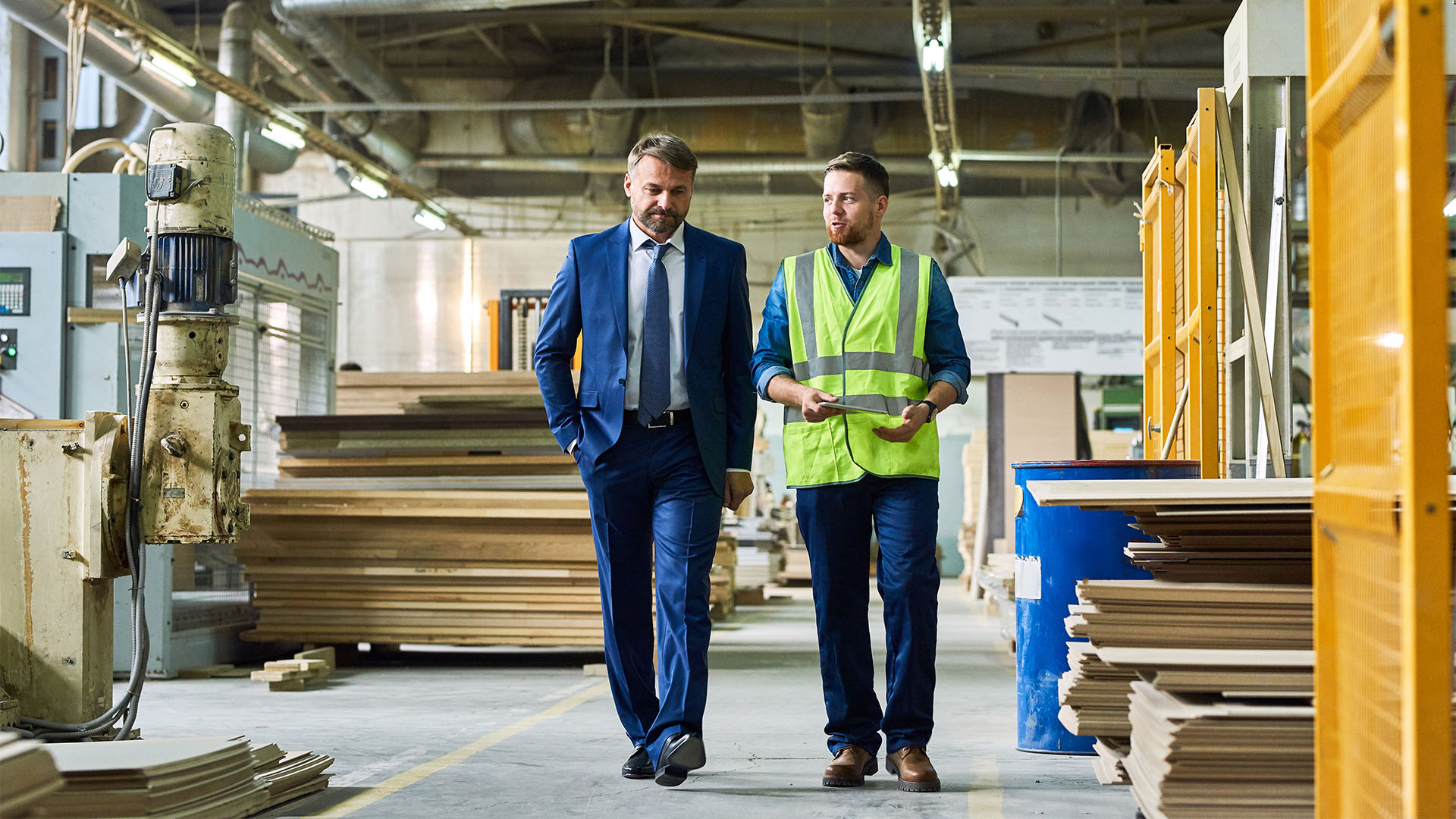 Mannen al lopend in bespreking in een fabriekshal