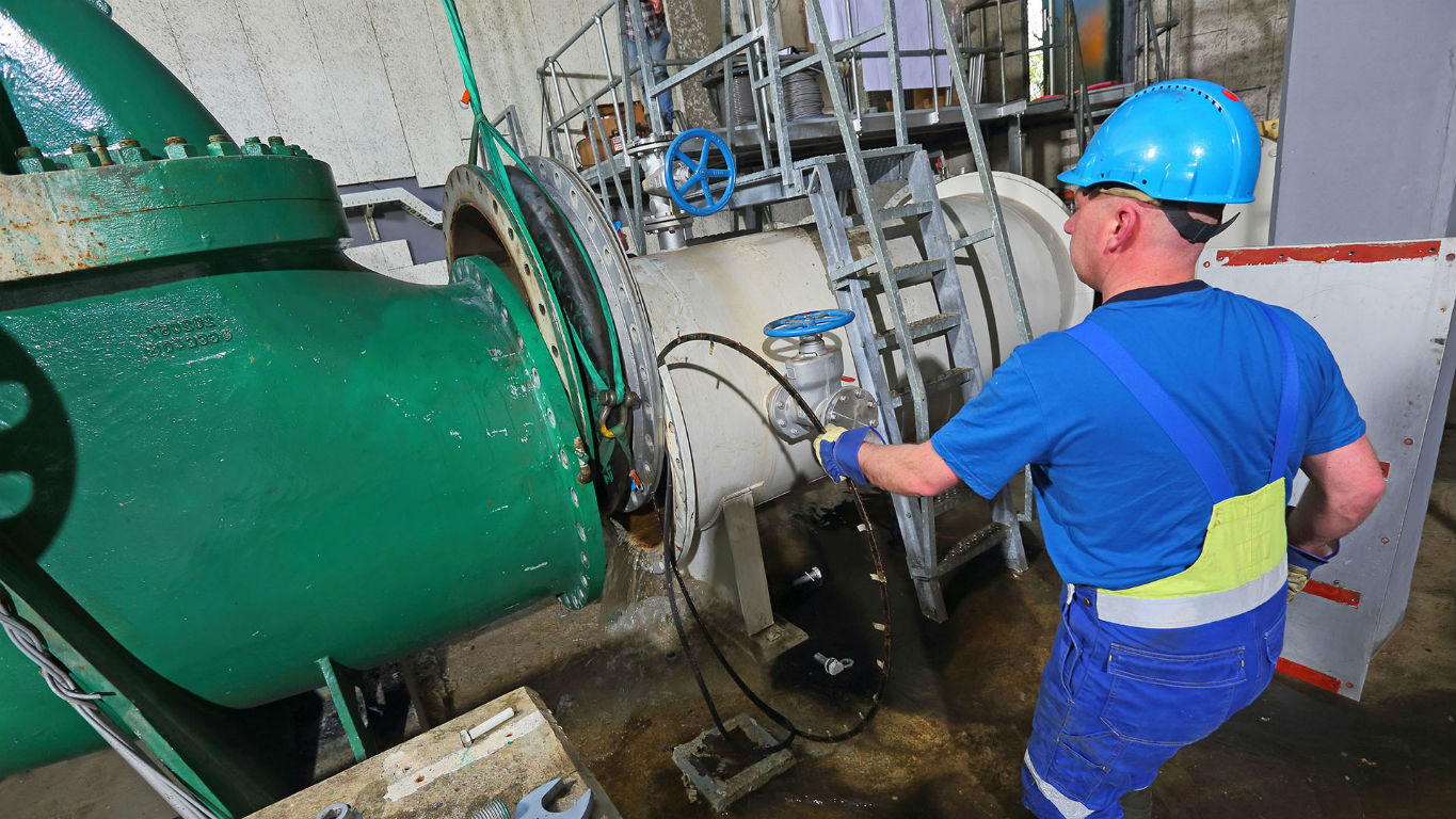 Man maakt met water machine schoon.