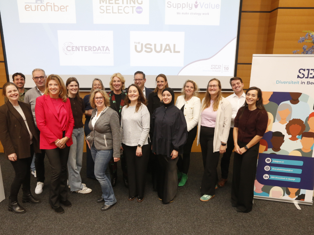 Groepsfoto van charterondertekenaars november 2025