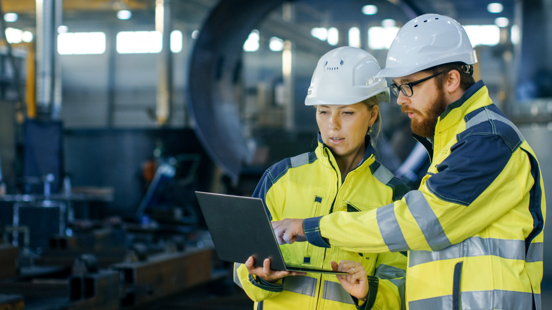 Ingenieurs met veiligheidshelm en laptop