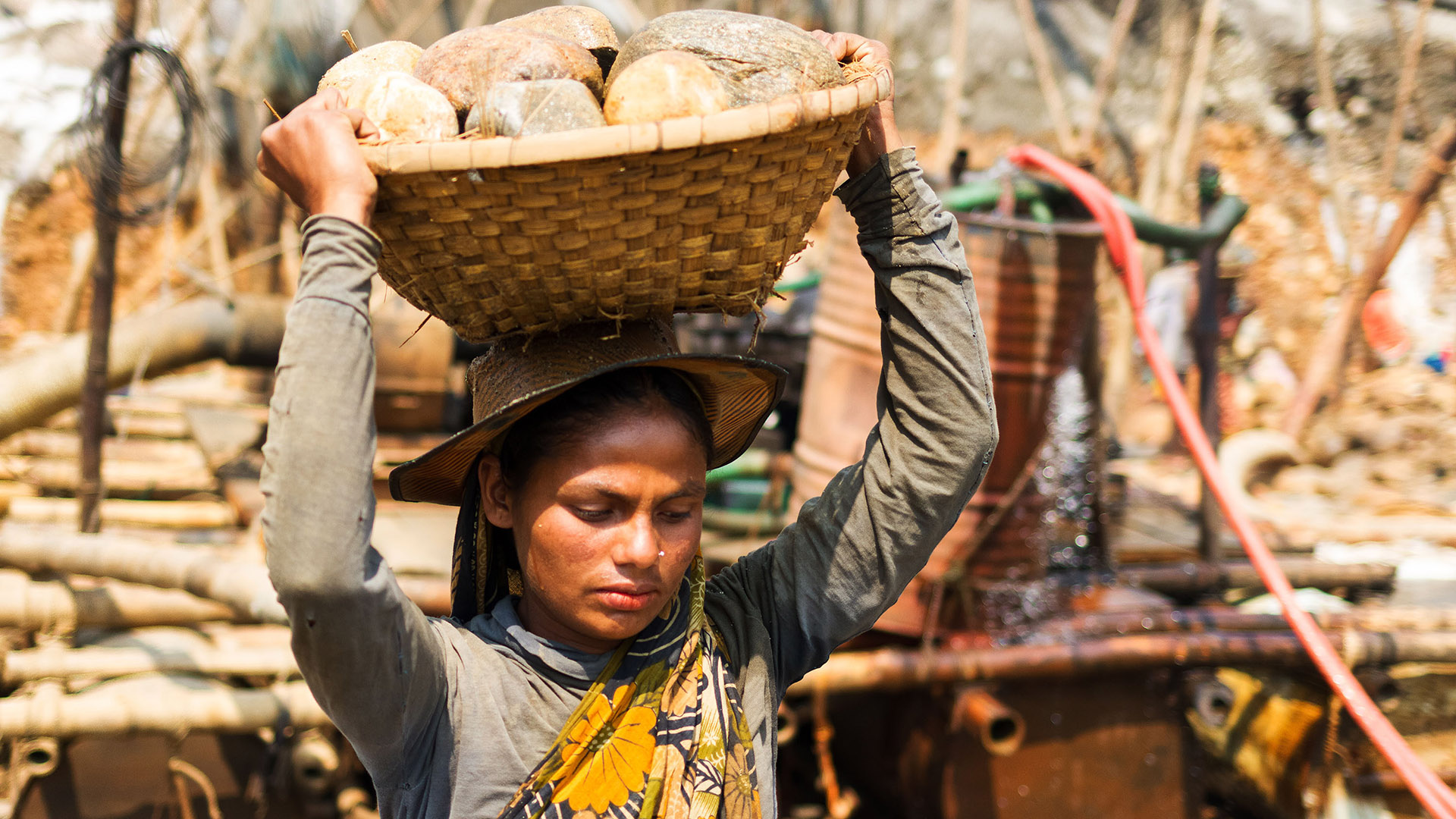 Vrouw met mand vol stenen