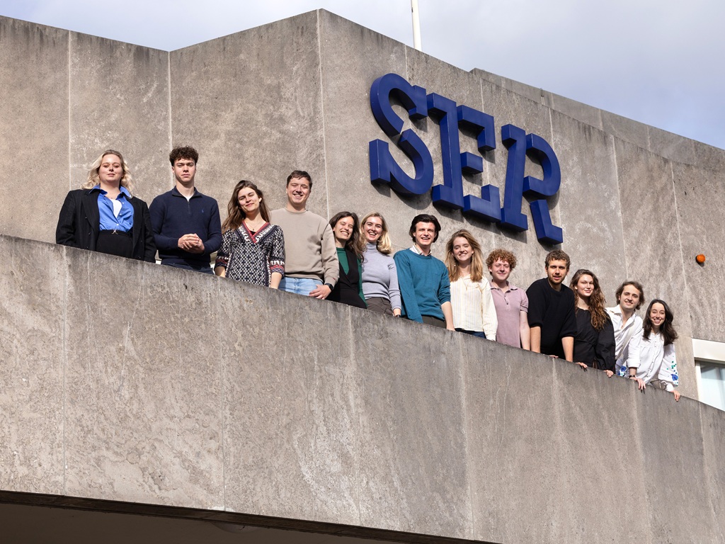 Bestuursleden van het SER jongerenplatform op het balkon van de SER