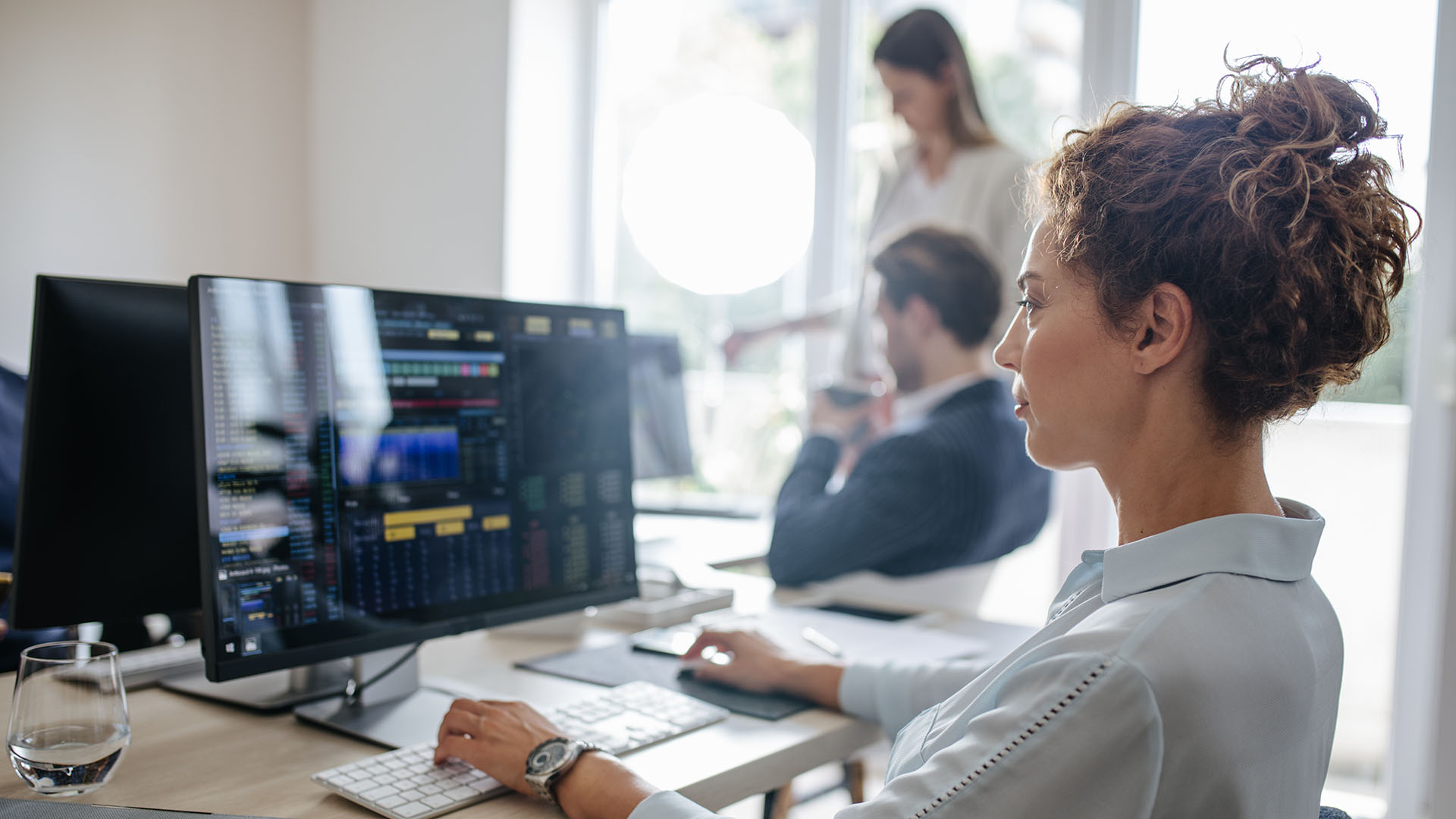  Vrouw aan het werk achter een computer op kantoor