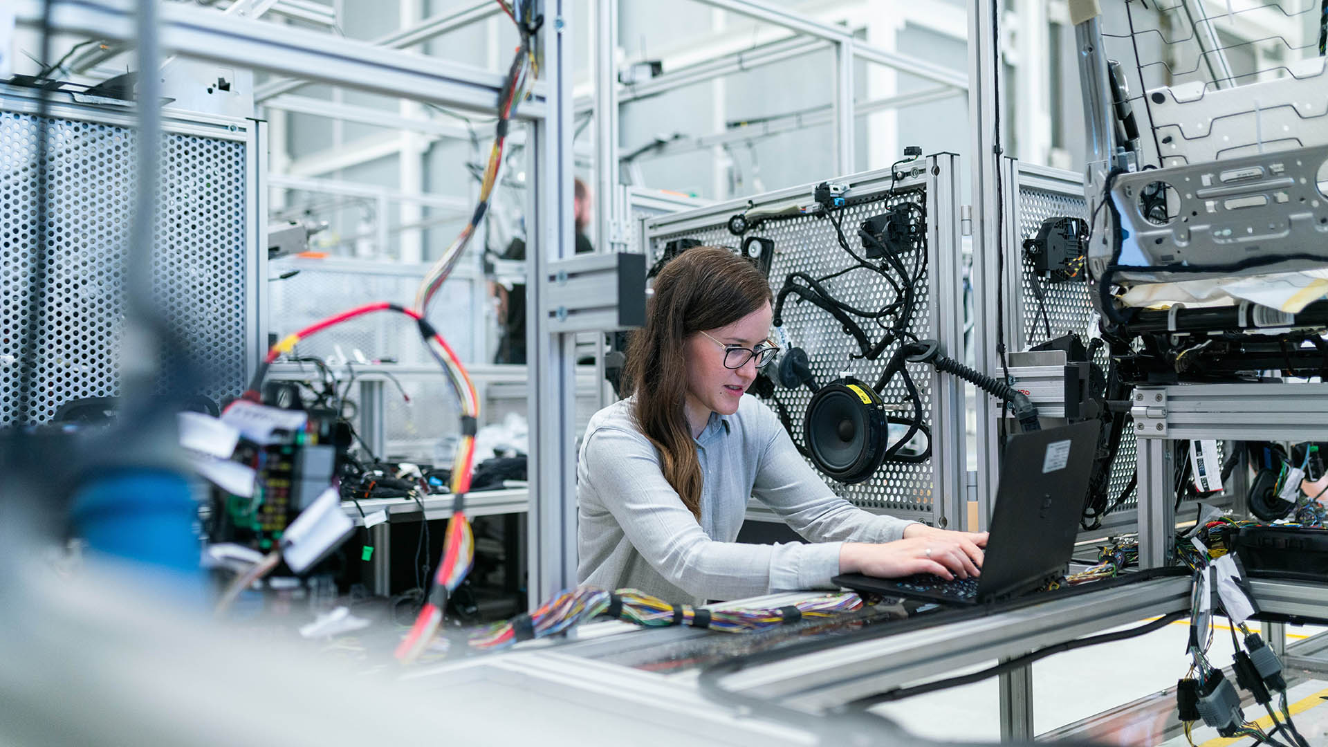 Jonge vrouw achter laptop in een  laboratorium