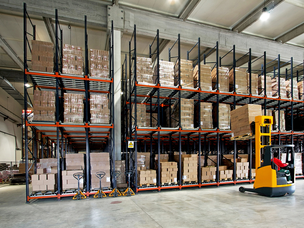 Heftruck aan het werk in distributiecentrum