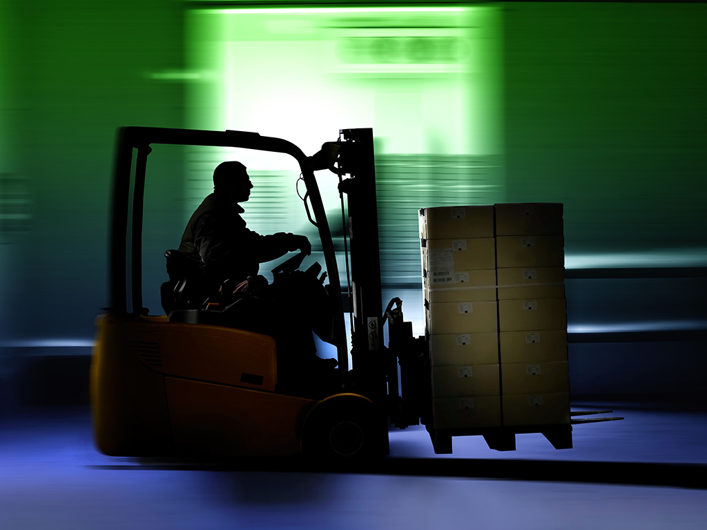 Heftruck rijdt in magazijn
