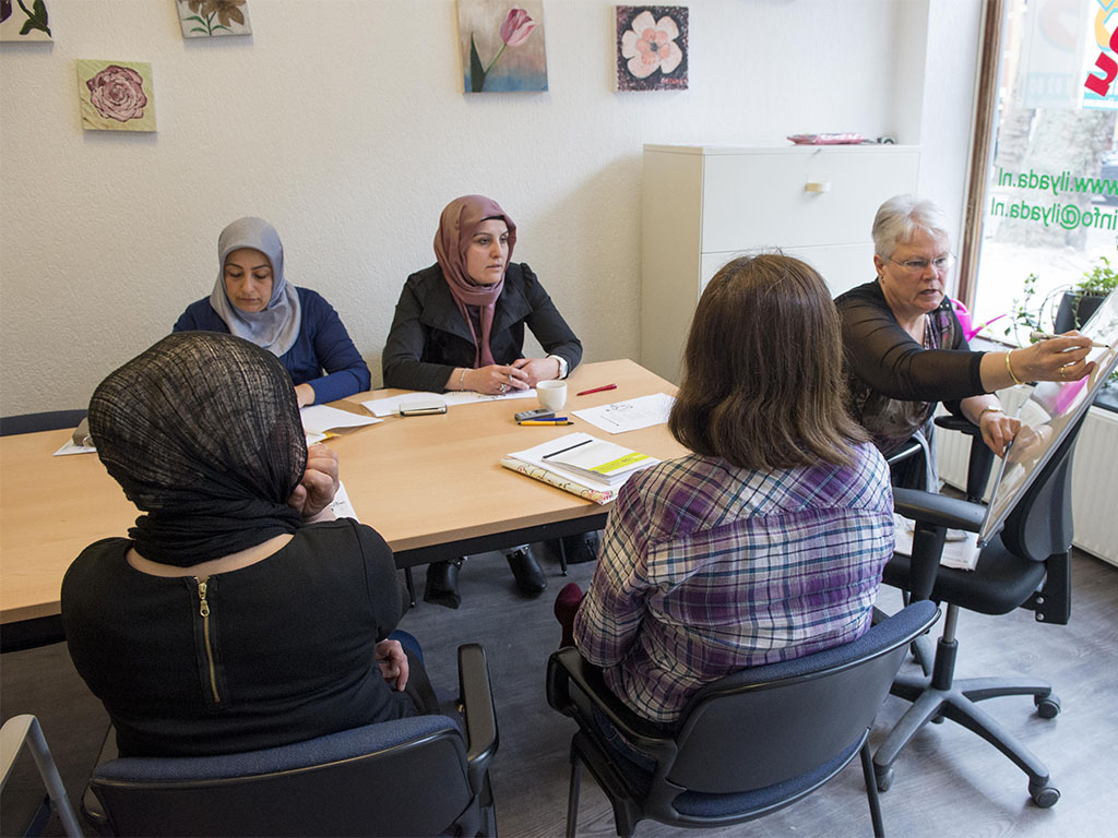 Instructie aan groepje vrouwen met lerares