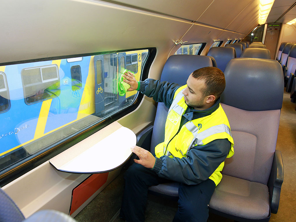 Schoonmaker in de trein