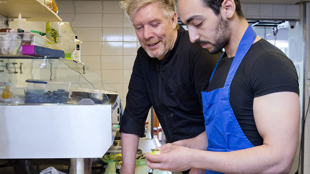 Koks aan het werk in keuken