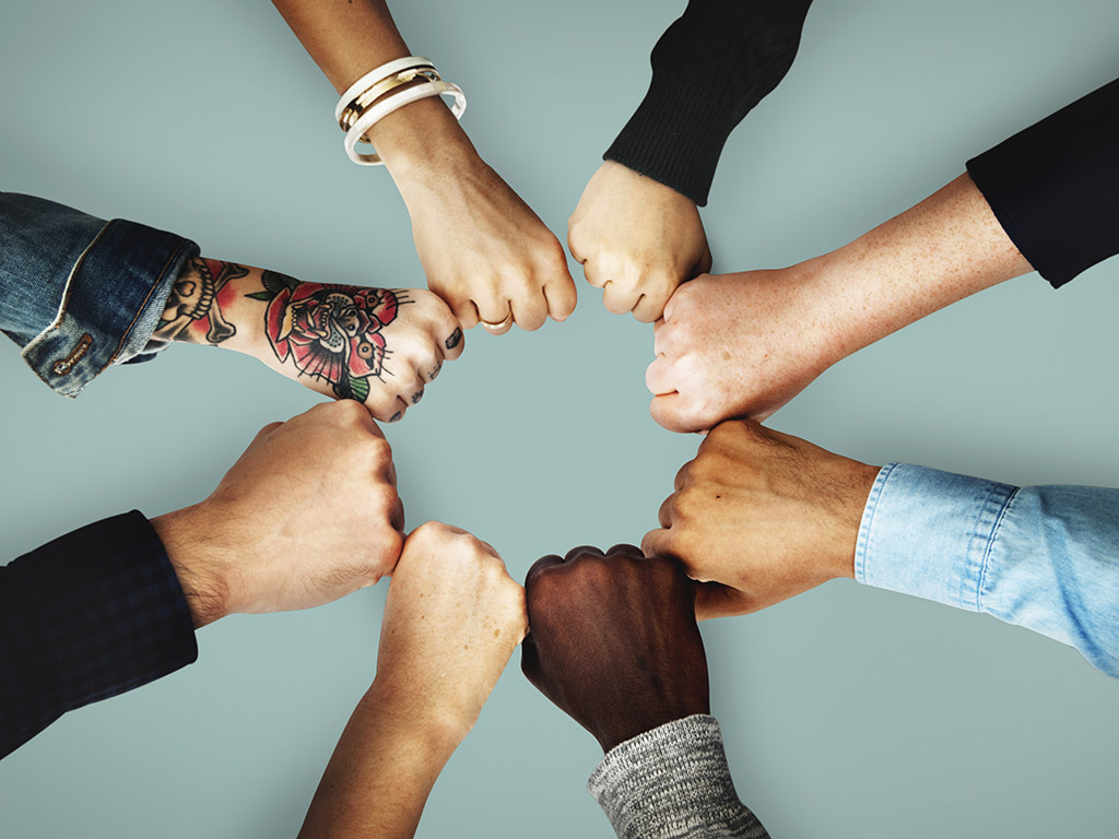 Acht vuisten maken met een soort boks een kring