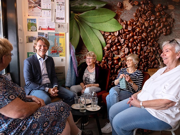 SER-voorzitter Kim Putters in gesprek in Cafe De Buurman in Hardinxveld-Giessendam 