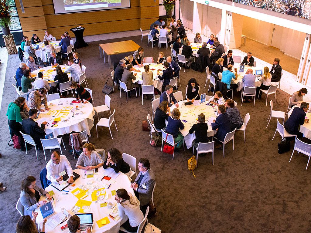 Dialoogbijeenkomst in de Raadzaal van de SER