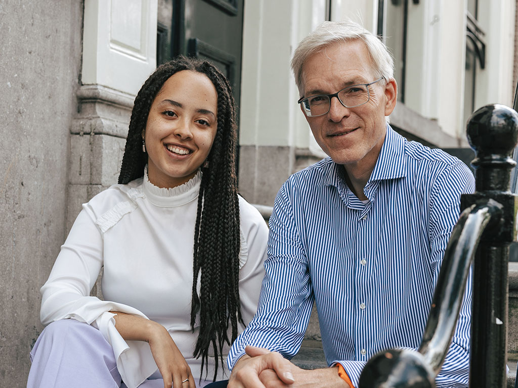 Kimberley Snijders (22), voorzitter van het SER Jongerenplatform en Richard van Zwol (58), voorzitter van de Staatscommissie Demografische Ontwikkelingen 2050 breken er even tussenuit voor een interview.