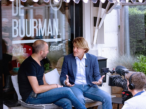 Kim Putters op bezoek bij deelcafé De Buurman vanwege videoserie 'Wonen, werken en leven in Hardinxveld-Giesendam'