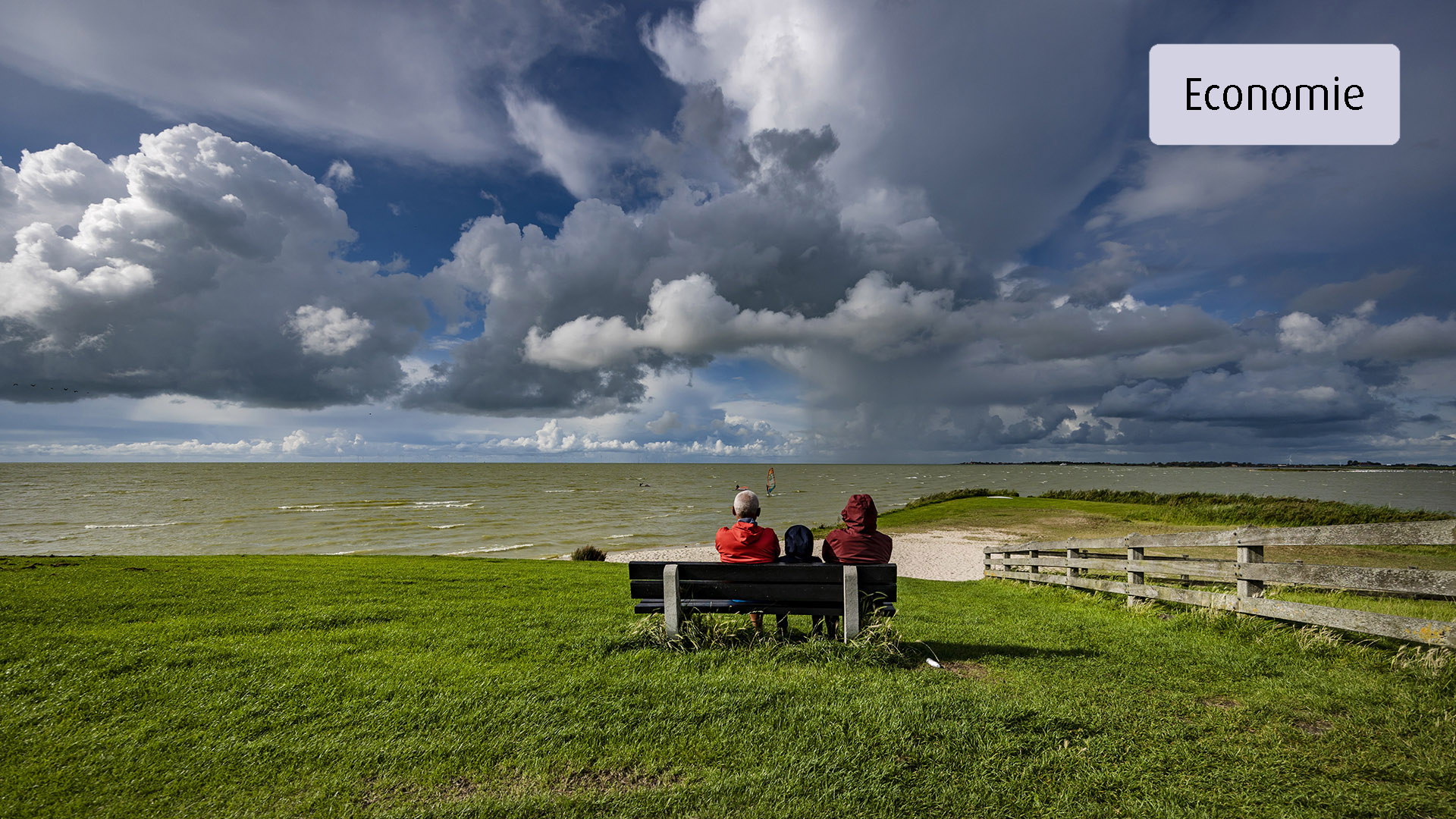 Wolkenpartijen boven het IJsselmeer