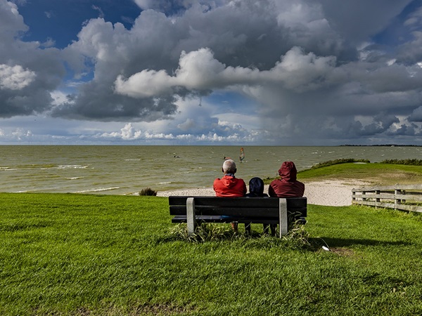 Wolkenpartijen boven het IJsselmeer