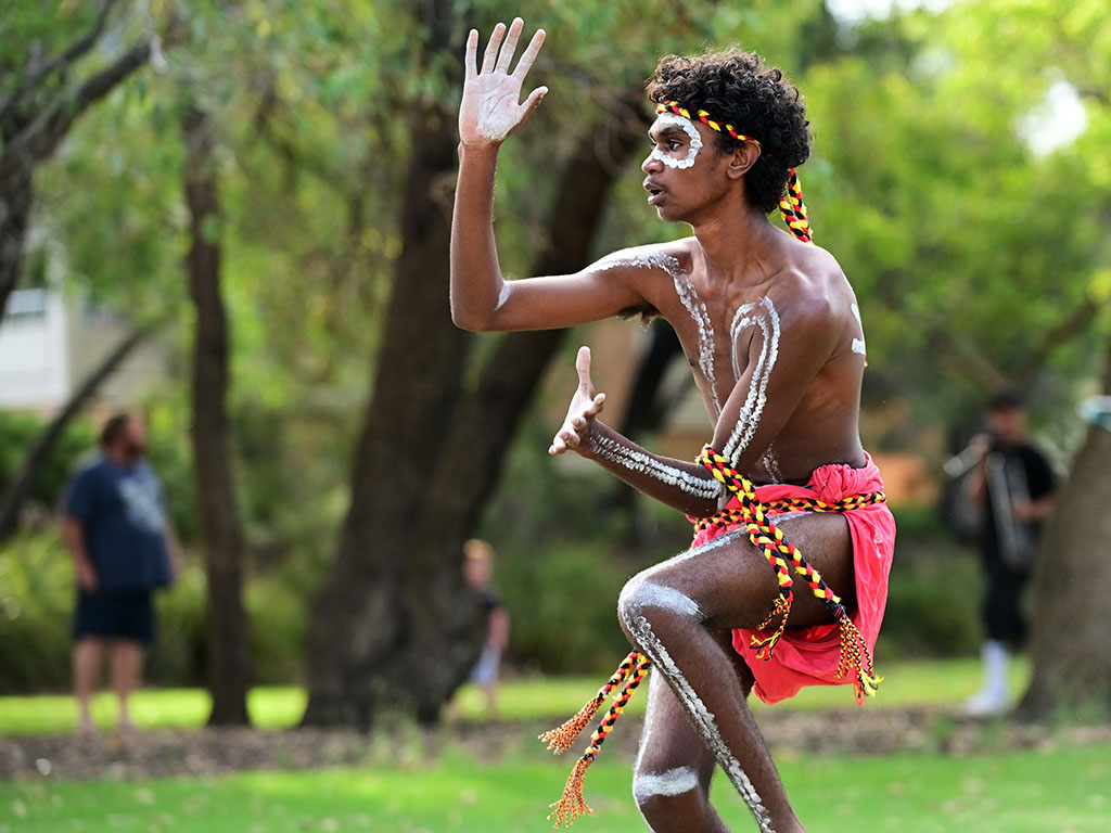 Aboriginal Australiërs dansen traditionele dans tijdens de viering van Australia Day 