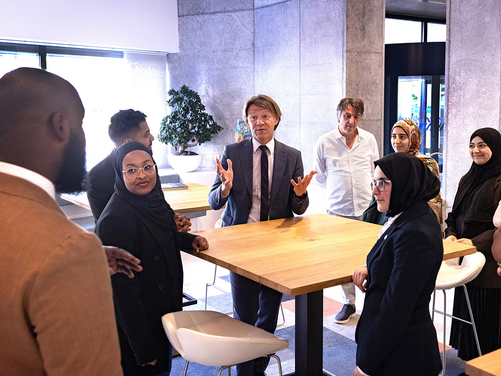 Moslimjongeren gingen eind mei 2023 met SER-voorzitter Kim Putters in gesprek over bedoelde en onbedoelde arbeidsdiscriminatie.