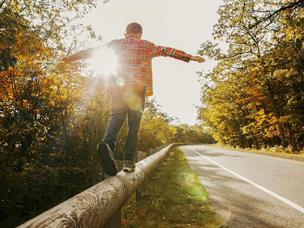 Jongen balanceert op een balk