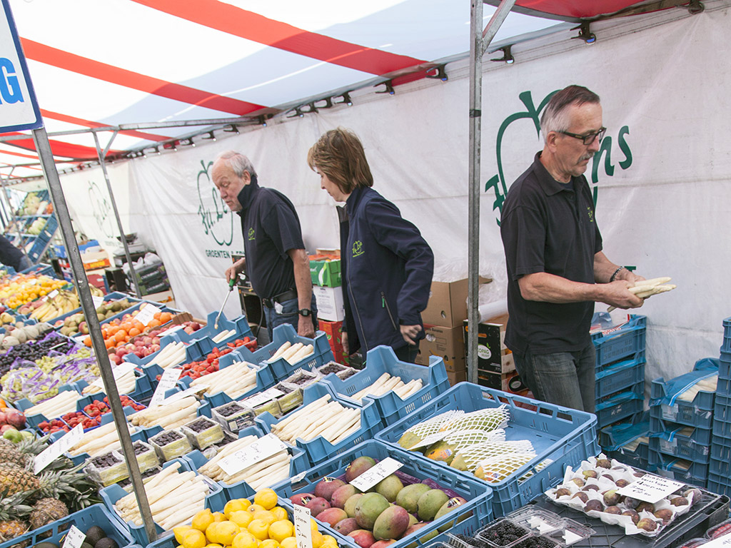 Groenteboer op markt