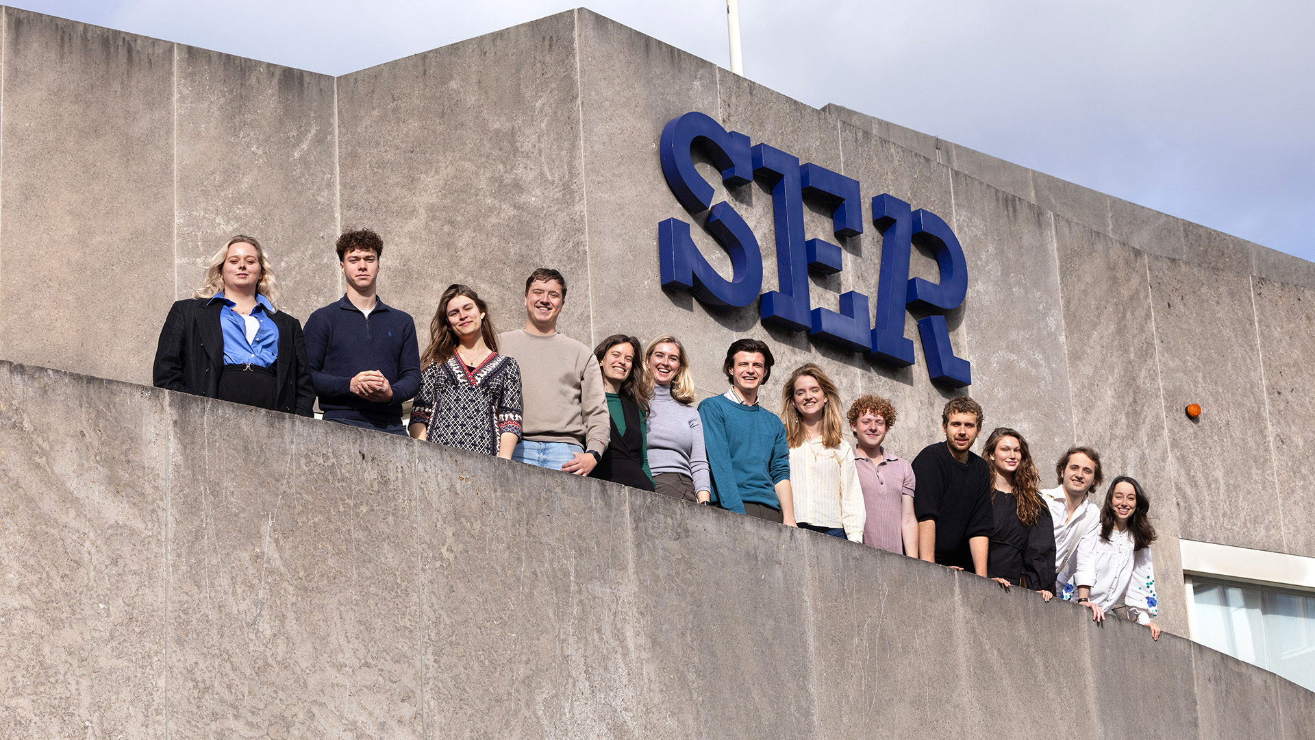 SER Jongerenplatform | namen en organisaties (v.l.n.r.): Maaike Krom (LSVb) – Thijmen Widlak (LAKS) – Sarah Evink (ISO), Maurits Brus (JOBMBO), Neele Boelens (FNV Young & United), Isabella de Vries (Jong AWVN), Daan van Zieren (JKB), Lotte Prins (NJR), Pim van den Dool (NJR), Casper Cornelisse (CNV Jongeren), Myrthe Kooijman (CNV Jongeren), Rafael Klaessen (JKB), Laura Hanegraaf (Jong Management)