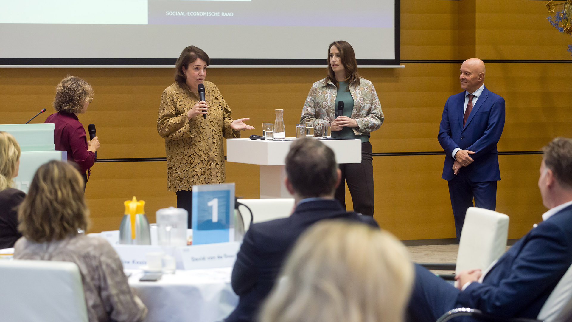 v.l.n.r.: Saniye Çelik, Kroonlid SER; Manon van Beek, TenneT-directeur; Karin Boelens, FNV-bestuurder; Kees van Rooij, burgemeester gemeente Meijerijstad