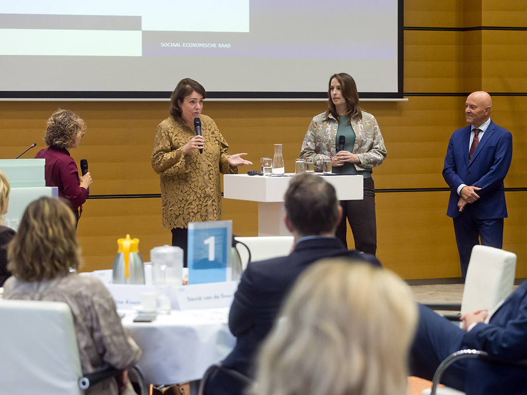 v.l.n.r.: Saniye Çelik, Kroonlid SER; Manon van Beek, TenneT-directeur; Karin Boelens, FNV-bestuurder; Kees van Rooij, burgemeester gemeente Meijerijstad
