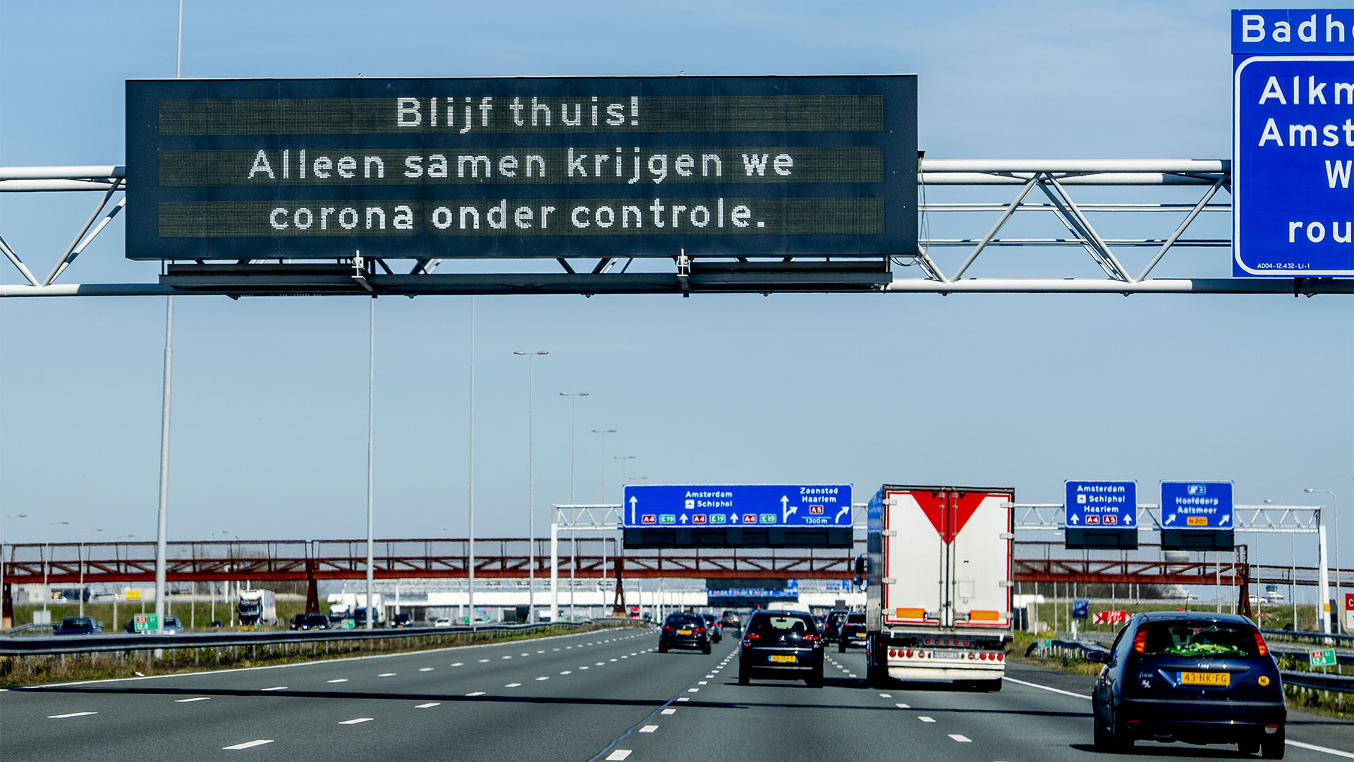 Snelweg in Nederland met matrixbord met waarschuwing tegen coronavirus